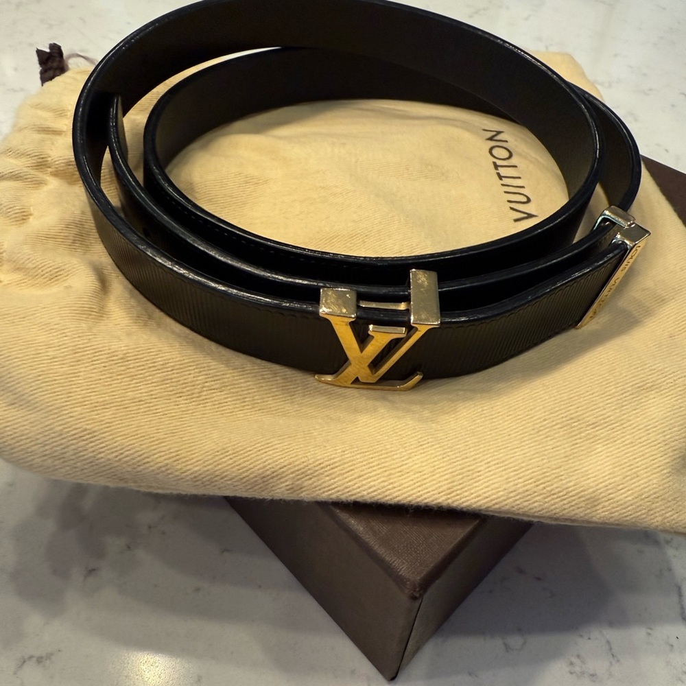 Louis Vuitton Elegant Black Belt with Gold Detailing - Picture 2 of 8